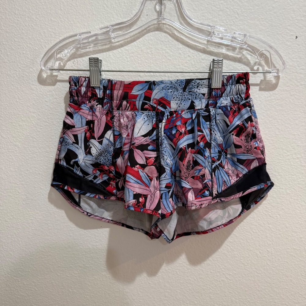Lululemon Hotty Hot Low-Rise Lined Short 2.5 Secret Garden Multi Floral Size 4